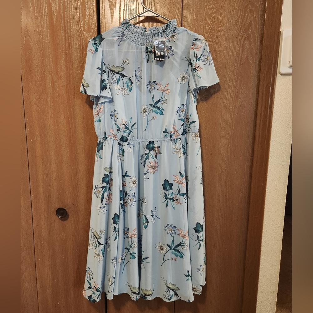 NWT Torrid Blue Floral Chiffon Smocked Neck Dress Women's Size 0 ( US L / 12)